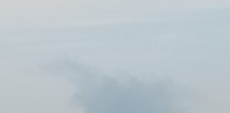 سحابه من الدخان ألاسود تغطي السماء نتيجه الحريق في راس بيروت