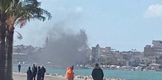 بالصورة :- غارة ٣ على مدينة صور استهدفت مرآباً للسيارات في ساحة البوابة