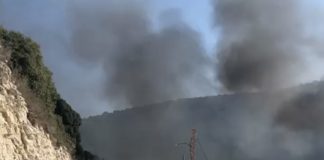 جنود الاحتلال’ الإسرائيلي’ يحاصرون مواطناً داخل سيارته في مرج العبد بعيترون بعد توغلهم إلى وسط البلدة ويجبرونه على تركها والابتعاد قبل أن يضرموا النيران’ فيها