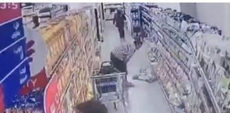 *بلمح البصر! لص يسرق سيدة داخل سوبر ماركت التوفير فرع النويري بيروت بالفيديو*