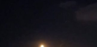 بالفيديو:- القوات الاسرائيلية’ تطلق قنابل في الأجواء قرب الحدود اللبنانية- الفلسطينية’*