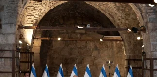 وزراء في الحكومة الإسرائيلية لـ”يسرائيل هيوم”: ثمة أسباب معقدة وسرية تدفع إسرائيل لاختيار الاتفاق رغم عيوبه