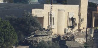 جرافات العدو تواصل عملية هدم وجرف منازل في الناقورة