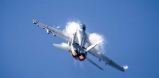 الجيش الأميركي يُعلن أنّ طيارين من البحرية الأميركية جرى إسقاطهما فوق البحر الأحمر، مرجحًا أن تكون الحادثة ناتجة عن نيران صديقة