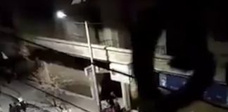 لحظة خروج السجناء من سجن صيدنايا العكسري الواقع قرب دمشق بعدما فُتحت أبوابه فجر اليوم.(فيديو)