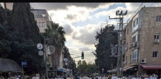 بالصورة :- مستوطنون يتظاهرون بمحيط منزل نتنياهو في القدس المحتلة للمطالبة بإبرام صفقة تبادل الأسرى