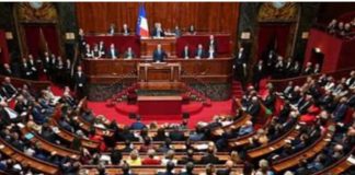 *البرلمان الفرنسي يصوت بالأغلبية لسحب الثقة من الحكومة*