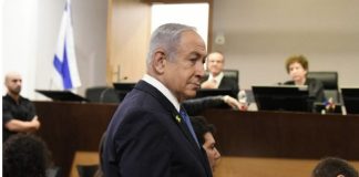 *صورة لنتنياهو داخل المحكمة *