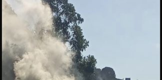 *بالصورة :- السيارة المستهدفة نوع مرسيدس على طريق الخردلي التي تربط النبطية بمرجعيون قرب نبعة عين القصب ما ادى الى إرتقاء شهيد’*