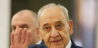 *بالصور- نجل الرئيس بري يكتب كتابه*