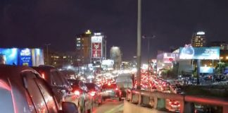 *بالفيديو : السير شبه متوقف من جسر النقاش باتجاه جونية*