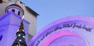 بالصور : من أمام كنيسة رئيسي الملائكة ميخائيل وجبرائيل في سوريا- اللاذقية على أنغام فرقة مراسم مار تقلا حيث تمت إضاءة شجرة الميلاد المجيد الضخمة على نية سلام العالم