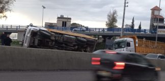 *بالصورة : انقلاب شاحنة على طريق عاليه صعودا، ما تسبب في زحمة سير خانقة*