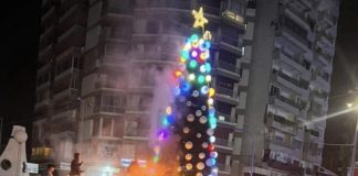 * بالصورة :- مجهول على متن دراجة نارية’ اضرم النار في جزء من شجرة الميلاد وسط مستديرة النيني في طرابلس*