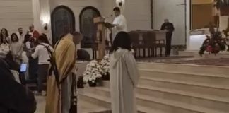 *بالفيديو :- كاهن مزرعة يشوع يدخل الى صلاة العيد حاملاً سلاح’ حربي’*