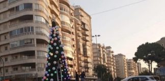 *بعد احراقها من قبل مجهولين،شجرة الميلاد في مستديرة النيني تستعيد تألقها*