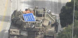 *المنار :قوات العدو’ تقتلع اللافتة المثبتة على طريق مفترق قبريخا وتسرقها استفزازا لأهالي المنطقة بوضعها على ظهر دبابة ميركافا*