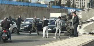 *بالصورة: إنقلاب شاحنة على اتوتستراد طريق المطار وزحمة سير خانقة فيما تعمل القوى الأمنية على تنظيم السير*