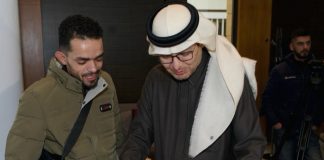 *بالفيديو ؛ السفير السعودي وليد بخاري يحتضن “التؤام السيامي” قبل مغادرتهم للعملية*