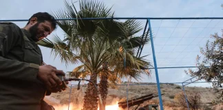 المرصد السوري: قوات من الجيش تنسحب من نقاط عدّة في دير الزور والميادين والبوكمال باتجاه دمشق وتصعيد واسع في درعا مع سيطرة الفصائل المحلية على مواقع للجيش السوري وتكبدها خسائر