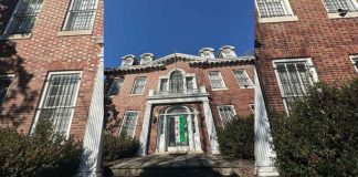 السفارة السورية في واشنطن ستبقى مُغلقة رغم السماح برفع العلم الجديد