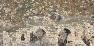 بالصور ؛ الجيش الإسرائيلي’ في القلعة التراثية في “دوبيه” بين بلدتي شقرا وميس الجبل!*