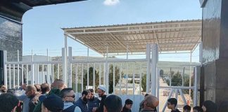 *بالصورة ؛أهالي رب ثلاثين اعتصموا أمام مركز الوحدة الإندونيسية في عدشيت القصير مطالبين بتأمين دخولهم إلى بلدتهم*