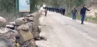 بالصورة الجيش اللبناني يؤمن غطاءً دفاعياً لأهالي ميس الجبل العائدين.