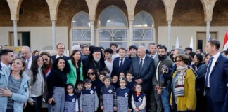 ماكرون زار مدرسة “الثلاثة اقمار” واستقبله المطران عوده