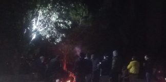 أهالي مارون الراس يفترشون التراب وينصبون الخيام