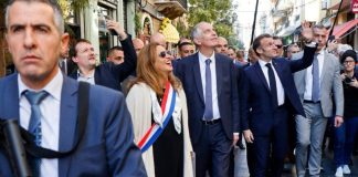 *وصول الرئيس الفرنسي إيمانويل ماكرون الى قصر بعبدا للقاء الرئيس عون ورفع العلم الفرنسي في باحة قصر بعبدا مع استقبال الرئيس الفرنسي ايمانويل ماكرون*