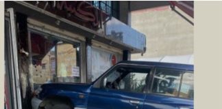 *سائق سيارة رباعية الدفع يفقد السيطرة ويقتحم واجهة مكتبة عند الأوتوستراد الشرقي لمدينة صيدا*