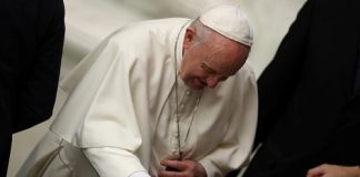 سقوط البابا فرنسيس وإصابته في ذراعه