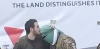 *بالصورة ؛جندي إسرائيلي’ أسير يقبّل رأس عنصر من كتائب القسام’ قبل أن يفرجوا عنه ضمن صفقة التبادل*