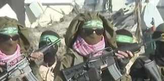 *القناة 13 الإسرائيلية’: مقاتلو’ حما.س يحملون خلال عملية تسليم الأسرى أسلحة’ أخذت من جنود الجيش يوم 7 أكتوبر 2023*