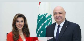 اورتاغوس ترتدي خاتما يحمل نجمة داوود