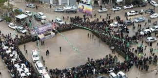 *وصول سيارات الصليب الأحمر إلى الموقع الثاني لتسليم الرهائن الإسرائيليين’ الـ 4 في النصيرات وسط قطاع غزة*