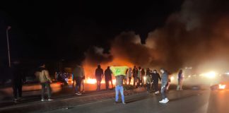 المحتجون تراجعوا قليلا عن مدخل المطار ومسافرون اكملوا طريقهم سيرا على الاقدام