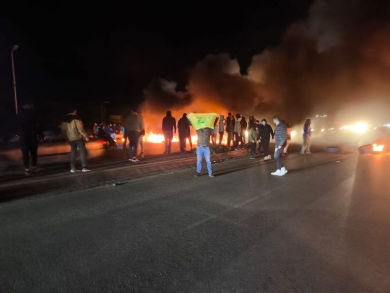 المحتجون تراجعوا قليلا عن مدخل المطار ومسافرون اكملوا طريقهم سيرا على الاقدام