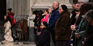 الفاتيكان: بدء صلوات مسائية يومية من أجل صحة البابا في ساحة القديس بطرس