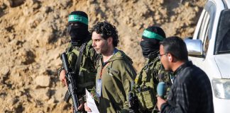 الأسرى المحررون من أمام المستشفى الأوروبي في غزة: لقد خرجنا بسبب صمود المقاومة وشعبنا ورغم أنف الاحتلال وقد ولدنا من جديد