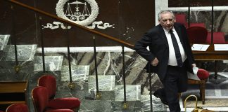 رئيس الوزراء الفرنسي ينجو من تصويت أولي لحجب الثقة في البرلمان