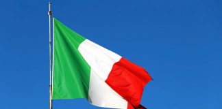 إيطاليا تفتح تحقيقًا في إنفجارين ألحقا أضرارًا بناقلة نفط قبالة سواحلها