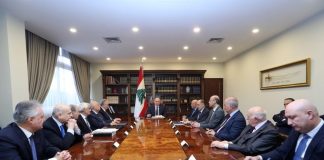 رئيس الجمهورية يجتمع بمستشاريه