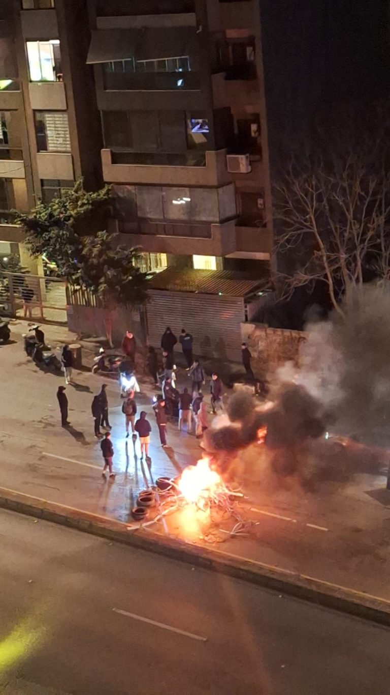 المحتجون يقفلون جسر سليم سلام _ المدينه الرياضية _اوتستراد الاسد ومسييرات تجوب العاصمه بيروت