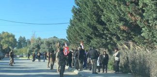 الرئيس سلام يلتقي وفد بلدة الضهيرة المعتصم خارج الثكنة ويستمع إلى مطالبه ومعاناة الأهالي بسبب التوغل “الإسرائيلي” إلى أراضيهم لاسيما الحي الجنوبي المدمر (وطنية)