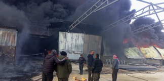 الدفاع المدني: السيطرة على الحريق داخل معمل البلاستيك في القاع