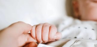 العثور على طفل حديث الولادة في أحد شوارع طرابلس!