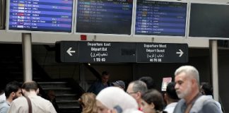 بوابات إلكترونية في المطار على حساب المسافرين