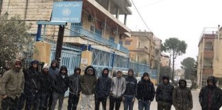 *بالصورة ؛اللاجئون الفلسطينيون واصلوا اغلاق مقار الأونروا في لبنان احتجاجًا على سلوك الاونروا وتوقيفها 5 معلمين ومدراء مدارس منذ 5 اشهر*